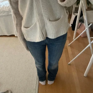 Lågmidjade jeans - Köpta på plick men säljer då dom var försmå i midjan. Bra skick och jätte snygga. (Lånad bild)