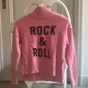 Jag säljer min rosa Zadig voltar tröja som är i storlek 12-xs. Den har inga stora skador förutom lite tråd som är borta på R. Du hittar bild på det i sista bilden.