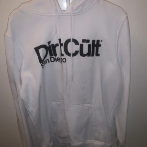 Dirtcult hoddie - En vit Dirtcult hoddie, använd 1gång sedan dess har den hängt i garderoben.