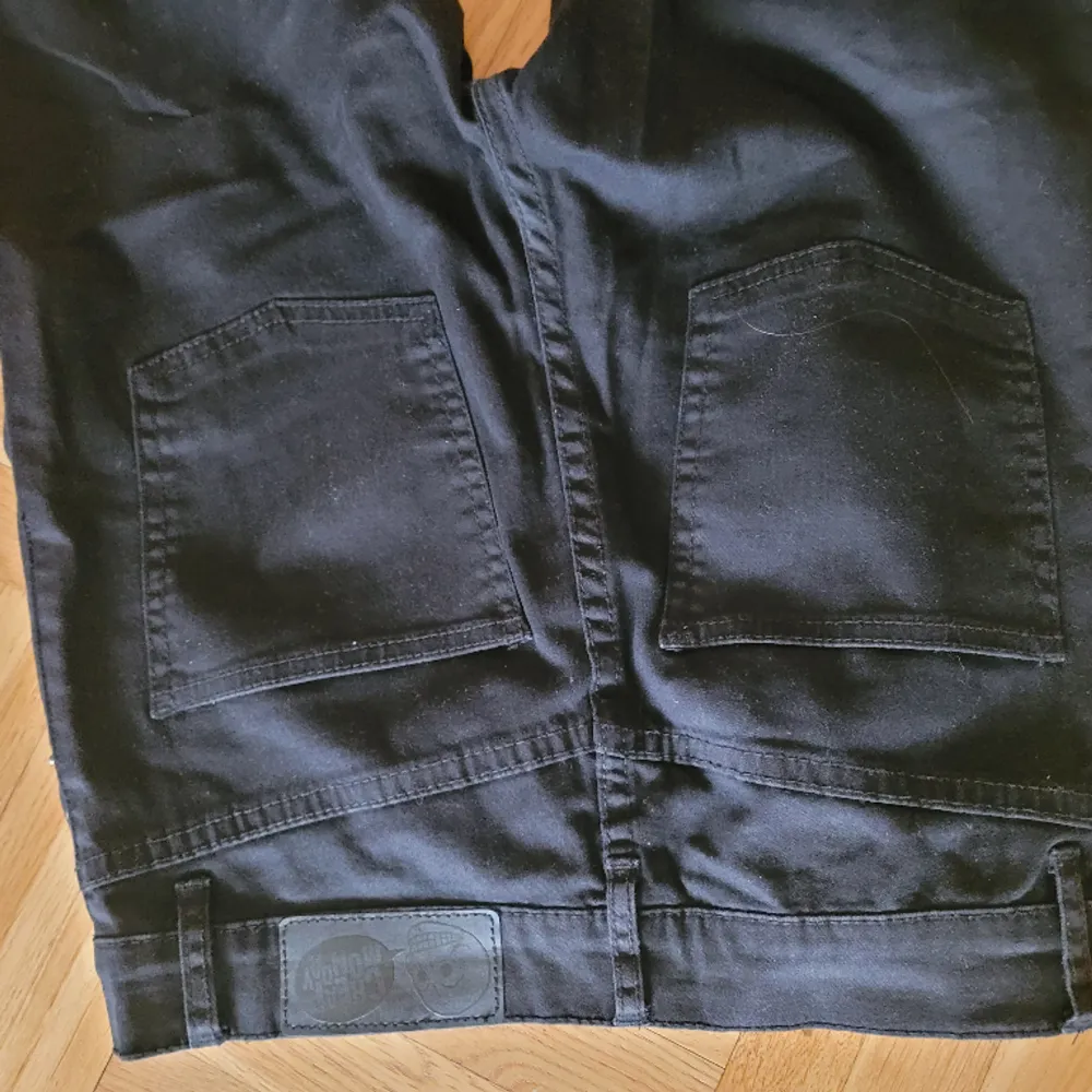 Svarta smala jeans Cheap Mondag. Modell: Second Skin Very Stretch, Black Högmidjade. 28/32. (Tjej) Knappt använda, toppskick. . Jeans & Byxor.
