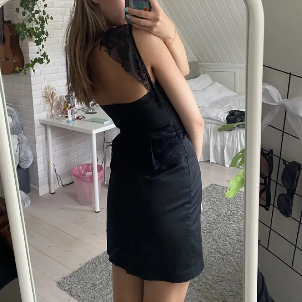 Snygg svart klänning, köpt second hand i fint skick!. Klänningar.