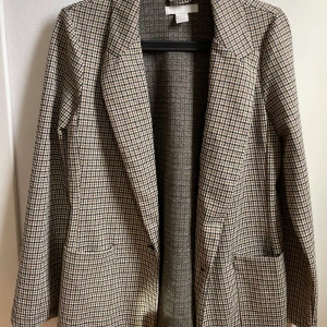 Kavaj - Brun/beige kavaj från hm. Storlek 36, använd fåtal gånger. 