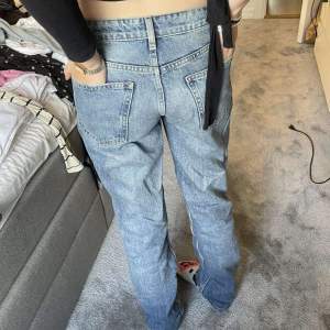 Säljer dessa straight midwaist jeans från zara i storlek 34.