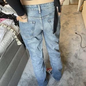 Jeans zara - Säljer dessa straight midwaist jeans från zara i storlek 34.