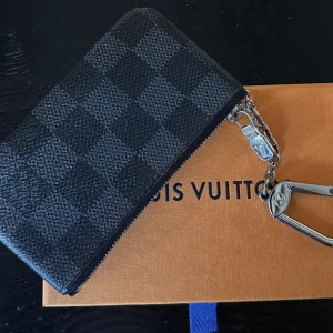 Säljer min Louis Vuitton key holder  - 8/10 skick! Har använt den som en korthållare och funkar utmärkt. Använt i 1 år cirka. Väldigt fin och fräsch.  