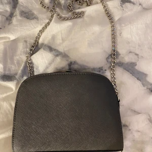 Jätte fin svart väska  - Jätte fin lite missfärgad på bandet(kedjan) men inte nått man ser eller tänka på jätte mycke😁