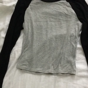 Grå & svart top - Läs bion! Fråga vad som hälst💕
