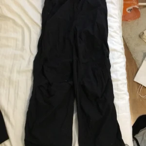 Parachute pants - Säljer dom här eftersom de inte är min stil längre. Läs bion💕