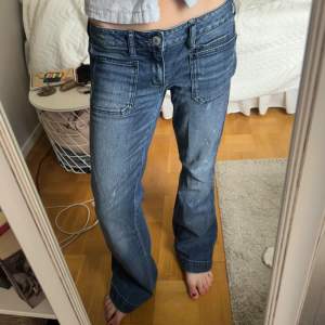 Dessa vintage jeans med coola fickor och färg detaljer. Så snygg tvätt och lååånga i benen. Lågmidjade och snygg passform. 🤍