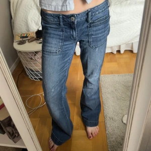 Vintage jeans - Dessa vintage jeans med coola fickor och färg detaljer. Så snygg tvätt och lååånga i benen. Lågmidjade och snygg passform. 🤍