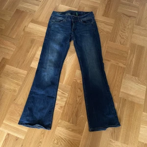 Lågmidjade bootcut jeans - Jättesnygga men tyvärr för stora för mig. Midja 82 och innerbenslängd 80, jag är ca 166cm lång Kan mötas upp i centrala stockholm eller posta💓