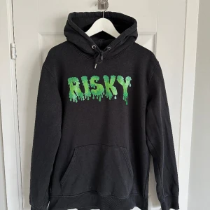 Risky Universe Hoodie - En svart-grön Risky Universe Hoodie i använt skick. Inga fläckar eller hål. Inget kvitto kvar tyvärr. Storlek L. Utgången modell, nypris var ca 999kr.