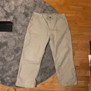 Beiga carhartt  - Bra skick förutom pytte lite heelbite. Priset är inte fast och skriv gärna om du har fler frågor