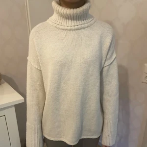 Benvit polotröja - Polotröja från topshop med vida ärmar och fina detaljer. Smått nopprig men annars inga andra defekter. Skriv för fler frågor! 🤗