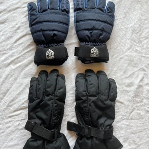 Skidhandskar Hestra - Säljer 2 par skidhandskar från kvalitetsmärket Hestra, storlek 7 (passar barn och ungdom). Båda paren är i utmärkt skick, använda en säsong. Nypris är 400 kr för blå handskar, 500 för svarta. Mitt pris: 250 kr för ett par eller båda för 400.