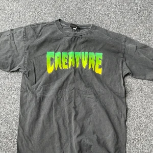 Creature skateboards t shirt - Välanvänd och solblekt en del, köparen står för frakt och kan samfrakta 😌