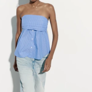 Bandeau topp - Jättesnygg bandeau topp från zara i ”skjortmaterial”.  Använd fåtal gånger men är i jättefint skick utan defekter! Älskar den här men sitter tyvärr lite tajt på mig. Lånad bild från Zaras egna hemsida