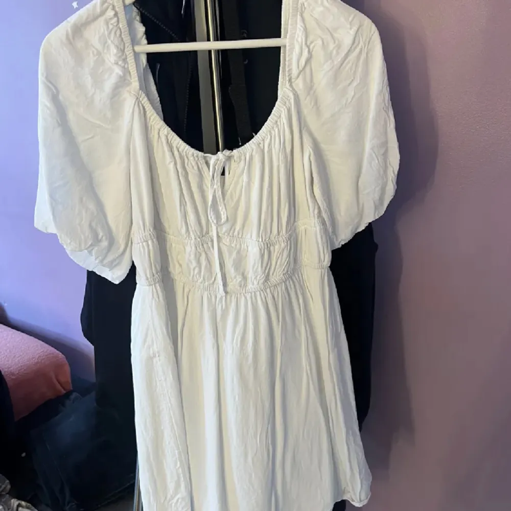 Släjer en vit klänning som passar perfekt till studenten. Använd en gång. Köpt för 500kr släjer för 300kr.. Klänningar.