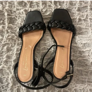 Svarta klackskor - Säljer svarta klackskor. Knappt använda🩷