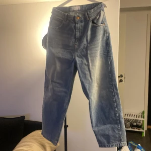 Oversize jeans Bershka - Oversize ljusblåa jeans från  Bershka Minimalt slitage längst ner på byxbenen, i övrigt nyskick.