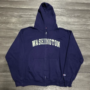 Champion Washington Zip Hoodie - Snygg college zip Hoodie ifrån Champion i storlek L! Bara att skriva om du undrar över något🙏