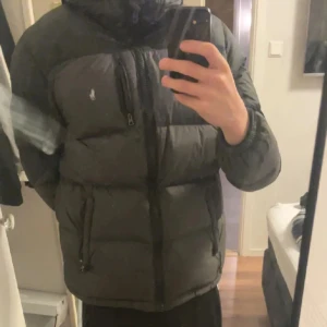RALPH LAUREN JACKA - säljer nu min polo ralph lauren jacka då jag växt ur den och den bara samlar dam i garderoben, nypris ca 3300. priset går att diskutera vid snabb affär🤝🏼