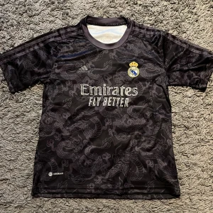 Real Madrid  - Storlek 158-164, skick 10/10 Använd 1 gång. 