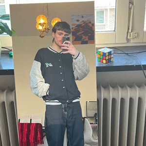 Heavy fotball jacket - Bomull/alryl. En knapp saknas näst längst ner. Varm tung dubbeltyg. 