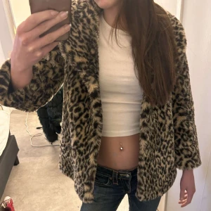 Leopard päls jacka - Leopard pälsjacka med lite kortare ärmar