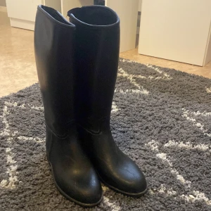 Ridstövlar - Storlek 33, säljer pga för små, ganska använda med några repor eller vad man ska säga, inga hål eller stora skador, tvättas innan leverans👍🏻pris kan också diskuteras