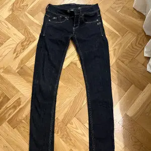 Super fina jeans från G-star, en tight modell. Använd 2-3 gånger, så dem är i super fint skick. W26/L34 ✨🫶🏼  Köparen står för frakt 📦