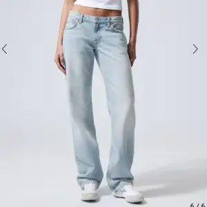 Säljer mina ”Arrow low straight jeans” från Weekday i färgen ”Aeon Blå” storlek W27 L30. Använda 2 gånger så är så gott som nya 