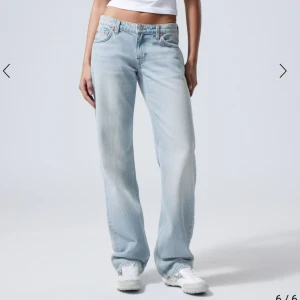 Lågmidjade jeans  - Säljer mina ”Arrow low straight jeans” från Weekday i färgen ”Aeon Blå” storlek W27 L30. Använda 2 gånger så är så gott som nya 