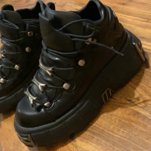 Cd 811 new rocks - INTE ÄKTA! Metalldel saknas (men har kvar om nån skulle vilja montera ihop) . Väldigt stora i storleken skulle säga det är mer som en 42-43 trots att det är strlk 40. Rätt branding. Skriv om du har några frågor :) Priset kan diskuteras 