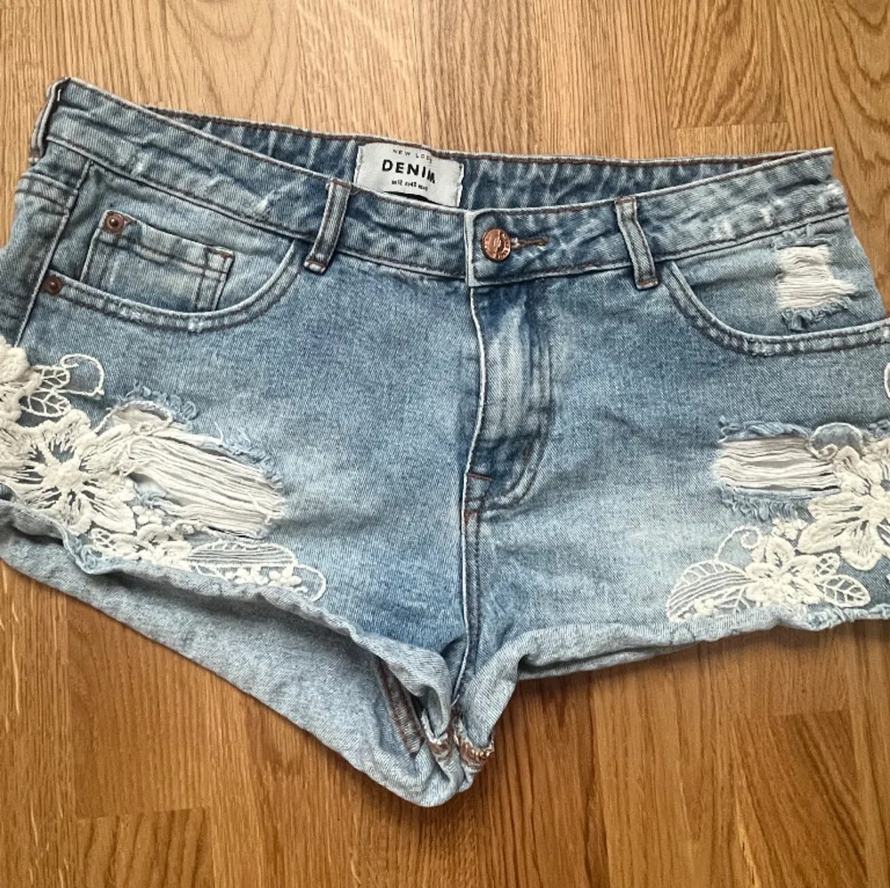 Super fina shorts med några Blom detaljer i jätte fint skick💗. Shorts.