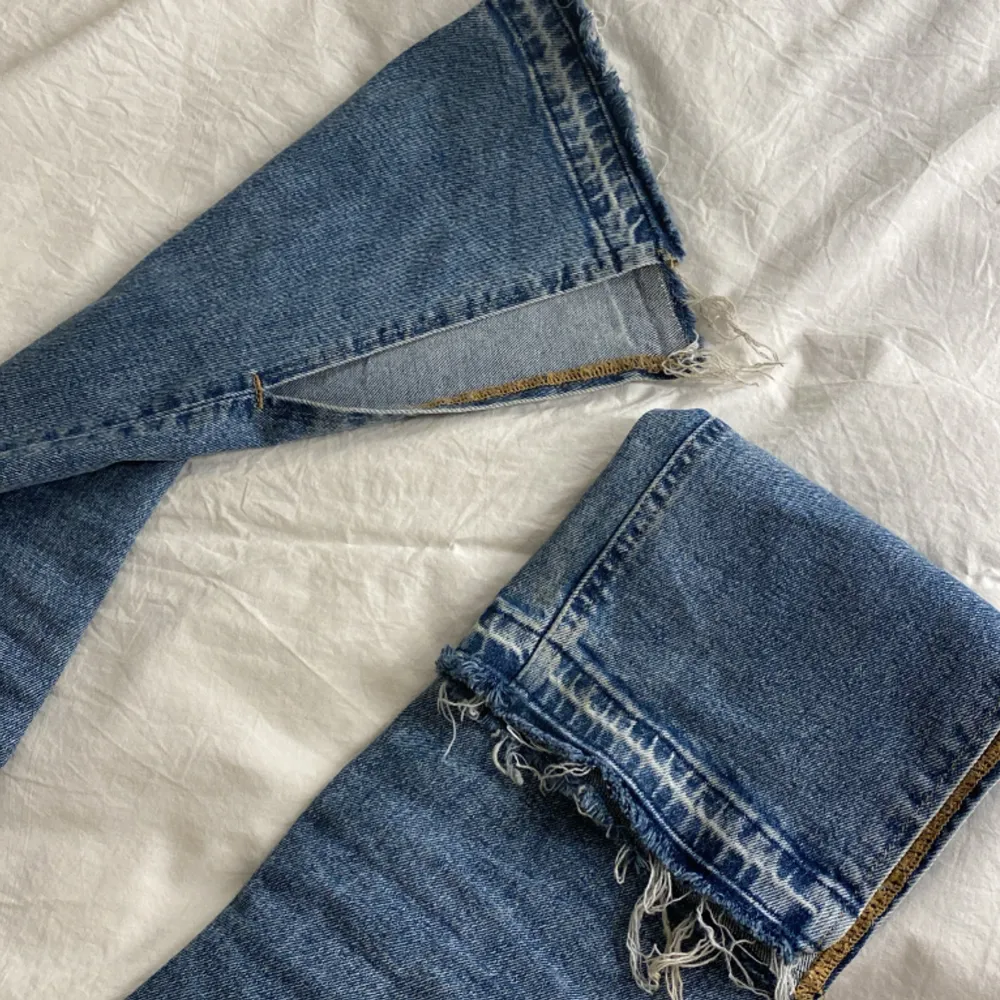 Säljer dessa superfina jeansen med slits ifrån HM!!🤍 väll använda men inga defekter! Högmidjade! Har sprättat upp sömmarna längst ner så dom ska bli längre då dom var lite korta för mig! Dom är i strl 34 men passar 36!🤍. Jeans & Byxor.