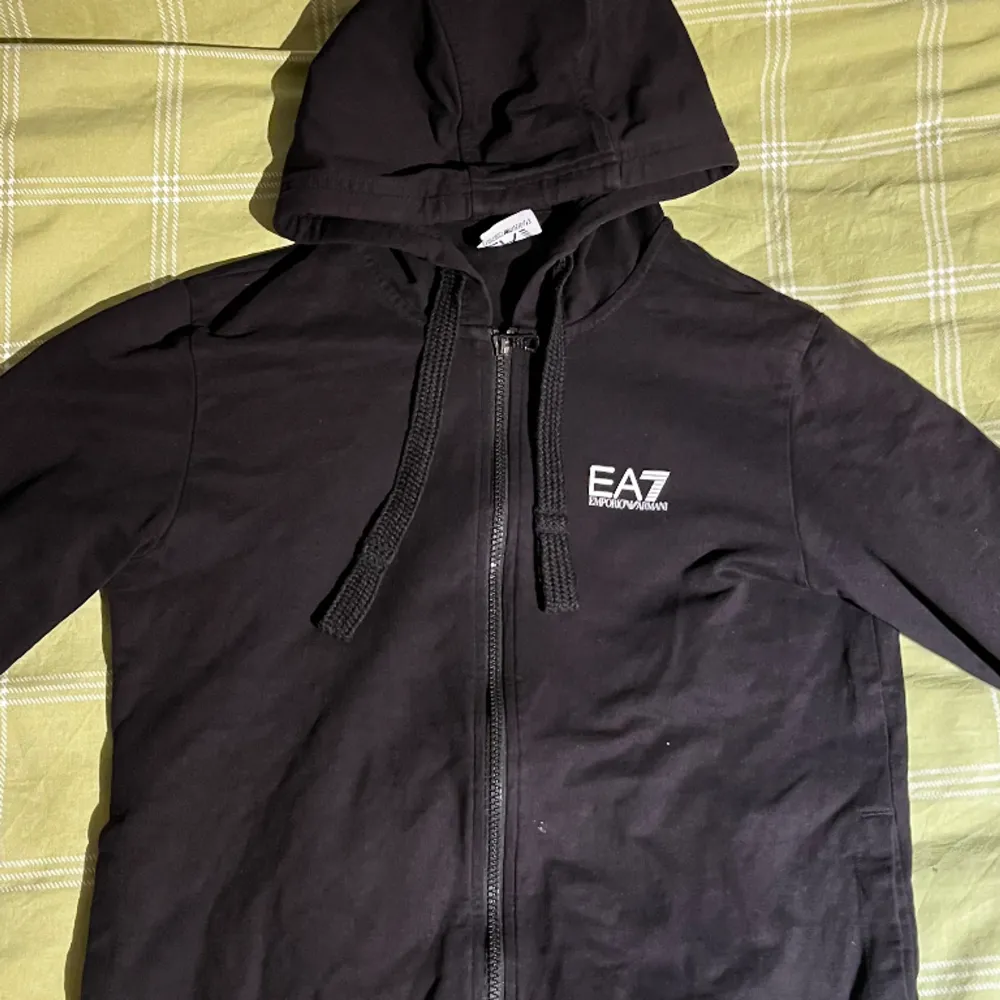 Säljer min EA7 hoodie då ja växt ur den, storlek S, första som skriver får billigare.. Hoodies.