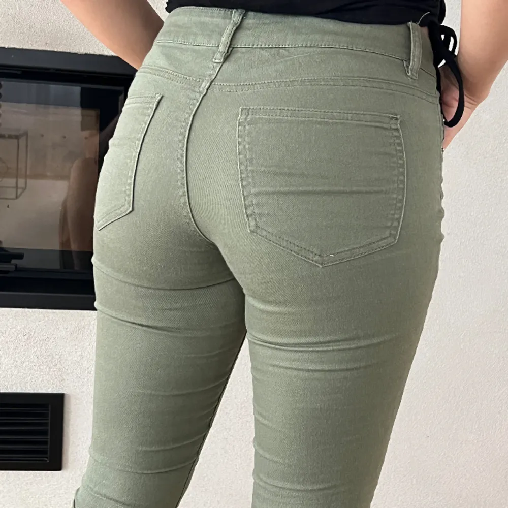 Gröna jeans  Storlek M / 36  Passar längderna 155cm - 160cm . Jeans & Byxor.