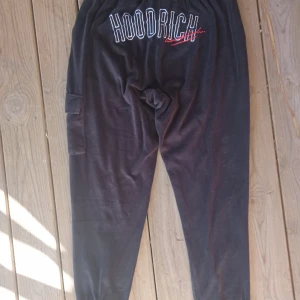 Hoodrich byxor - Hoodrich byxor i velour. Bra skick 