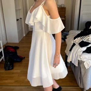 Vit klänning  - Säljer denna jätte fina student/ avslutning klänning. Den är aldrig använd och i bra skick!   Du har frågor så är det bara att skriva! Original pris 800