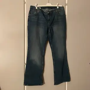 Säljer dessa snygga Lågmidjade blåa jeans från MONKI. Köpte helt fel storlek och kunde inte returnera dom, dessa är i storlek W40. Nypris 499