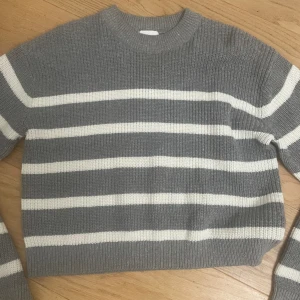Snygg tröja - Jätte fin tröja perfekt till våren. Från hm men väldigt fin!