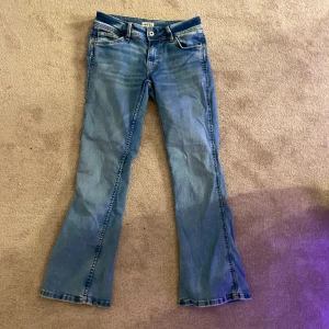 Pepe mid waist bootcut jeans  - Strl 29/30, använda typ 15 ggr men innsåg att jag hade växt och dem blev fööör korta på mig. Väldigt bra skick och sitter bra i midjan. Äkta pepe jeans. Köpte för 1185 kr på zalando och säljer för 900kr. Jag står inte för postens slarv ❤️