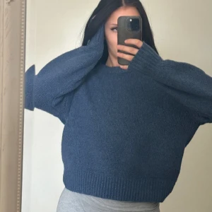 Marinblå stickad tröja  - Stickad tröja som är i super skönt material. Sticks inte alls. Använt fåtal gånger 