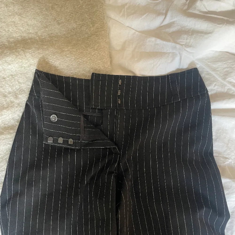 Randiga lågmidjade kostymbyxor i storlek xs/s, det är perfekt i längd på mig som är 1,67💐. Jeans & Byxor.