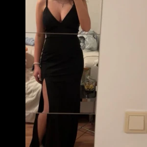 Balklänning  - Säljer min balklänning som jag använde under en kväll. Men hjälp av banden kan man justera så att den blir lite större/mindre upp till. Klänningen är i bra skick. 