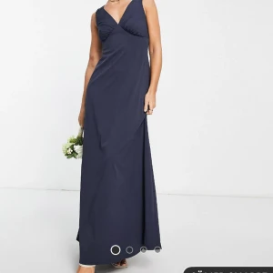 Blå balklänning  - Blå oanvänd balklänning från asos. Säljer då jag missade att returnera. Går ner till golvet på mig som är 171. Nypris: 516kr. Skriv om du vill ha fler bilder❤️❤️