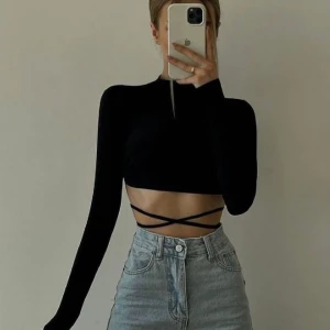 Svart topp från NA-KD  - Topp från NA-KD med band och öppning i ryggen. 