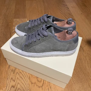 National Standard, sneaker - Sneakers från märket National standard - nypris ca 2500kr - skick 8/10 - storlek 40 - skopåse kommer med. Frågor? skriv!