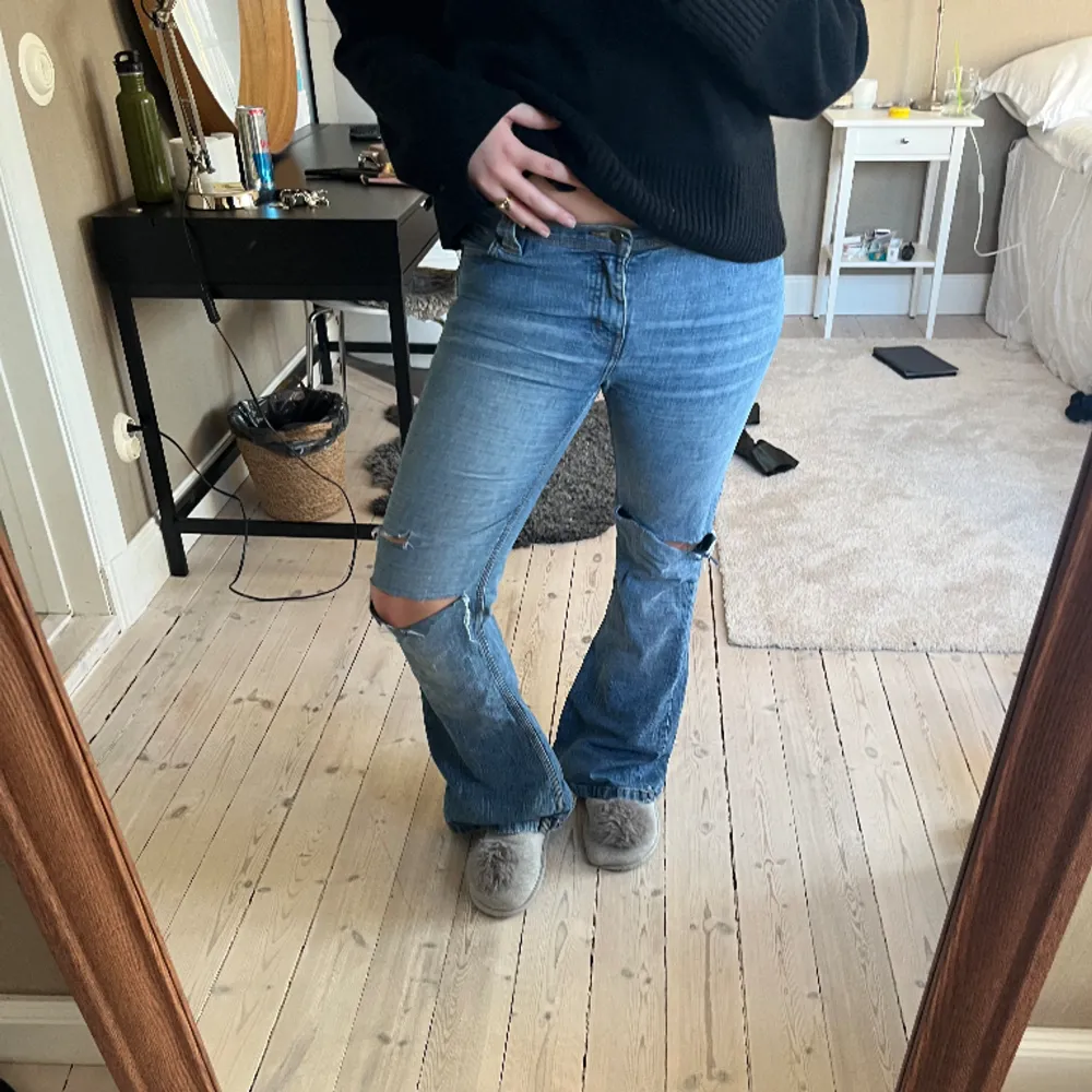 Supersnygga håliga jeans med låg midja och utsvängda ben💛. Jeans & Byxor.